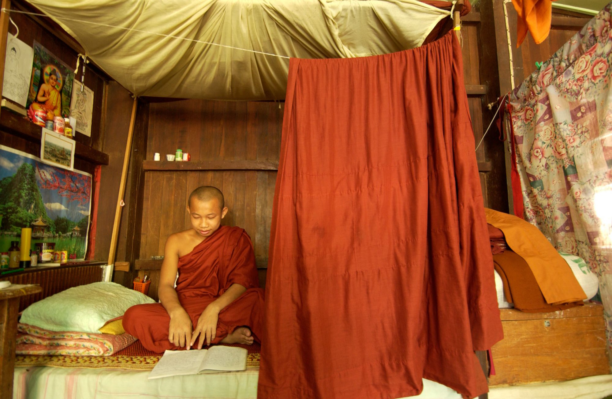 Buddhismus In Myanmar Betender Mönch In Einer Pagode In Nyaungshwe Am Inle