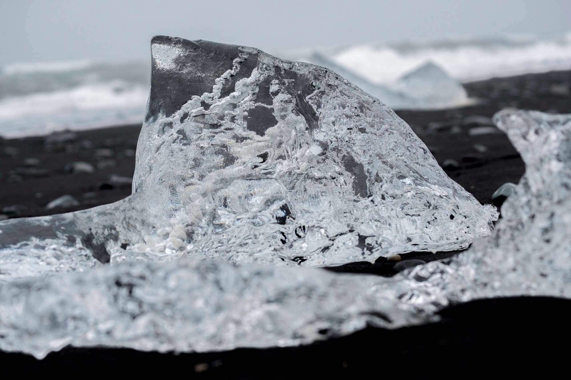 Island- Getautes Gletschereis in vielerlei Formen am Abfluss des Jöklullsarlon in den Atlantik