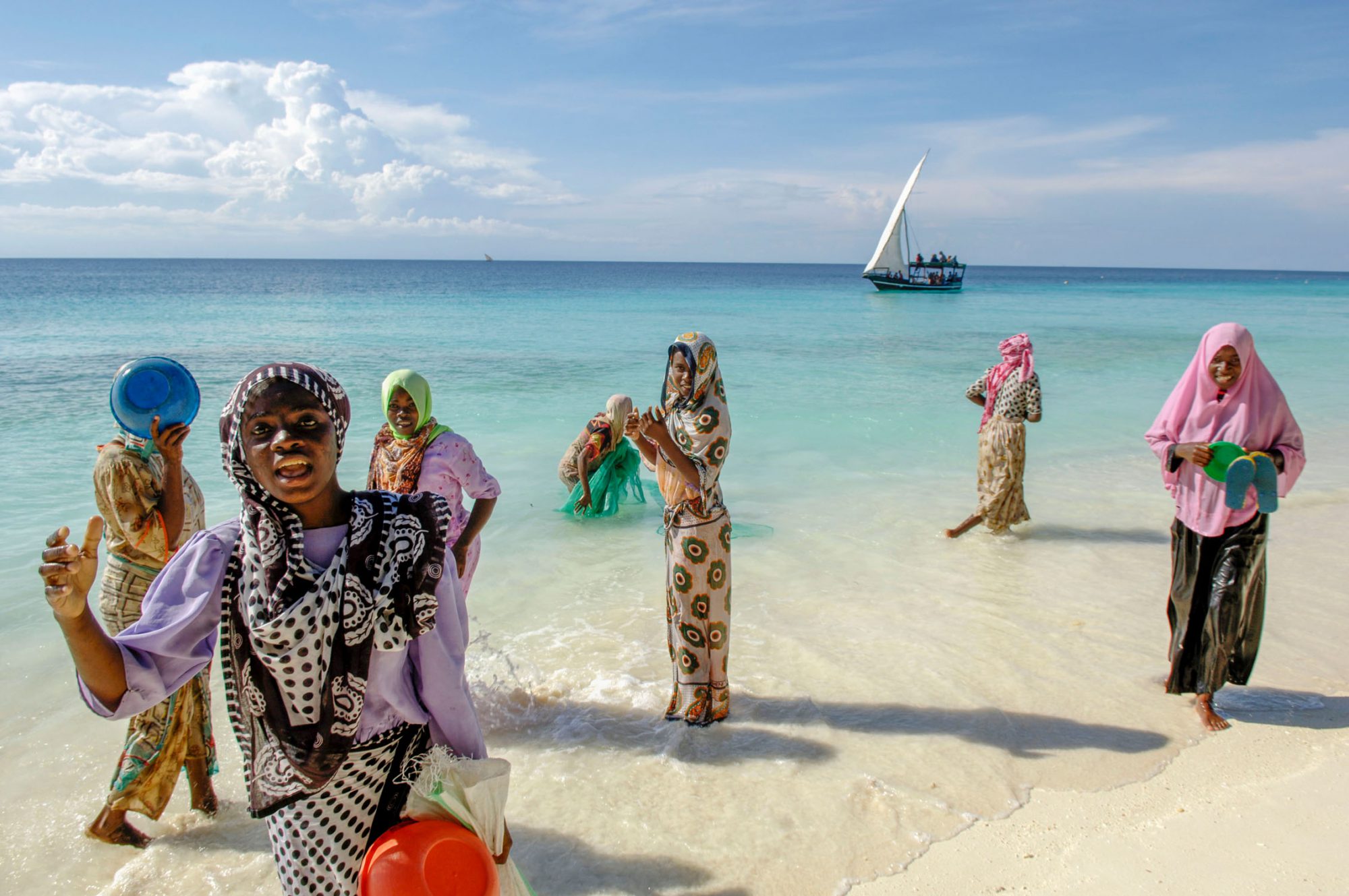 Sansibar - Am Strand von Ras Nungwi vergnuegen sich muslimische Maedchen im Meer.