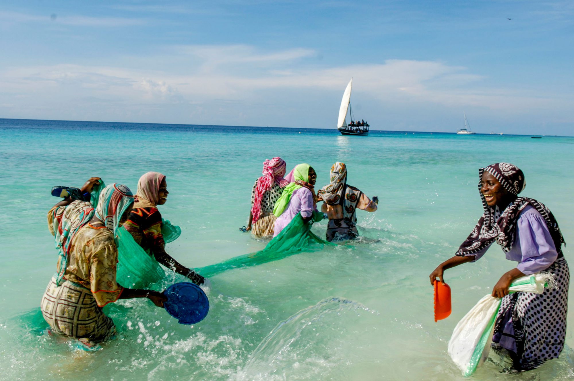Sansibar - Am Strand von Ras Nungwi vergnuegen sich muslimische Maedchen im Meer.