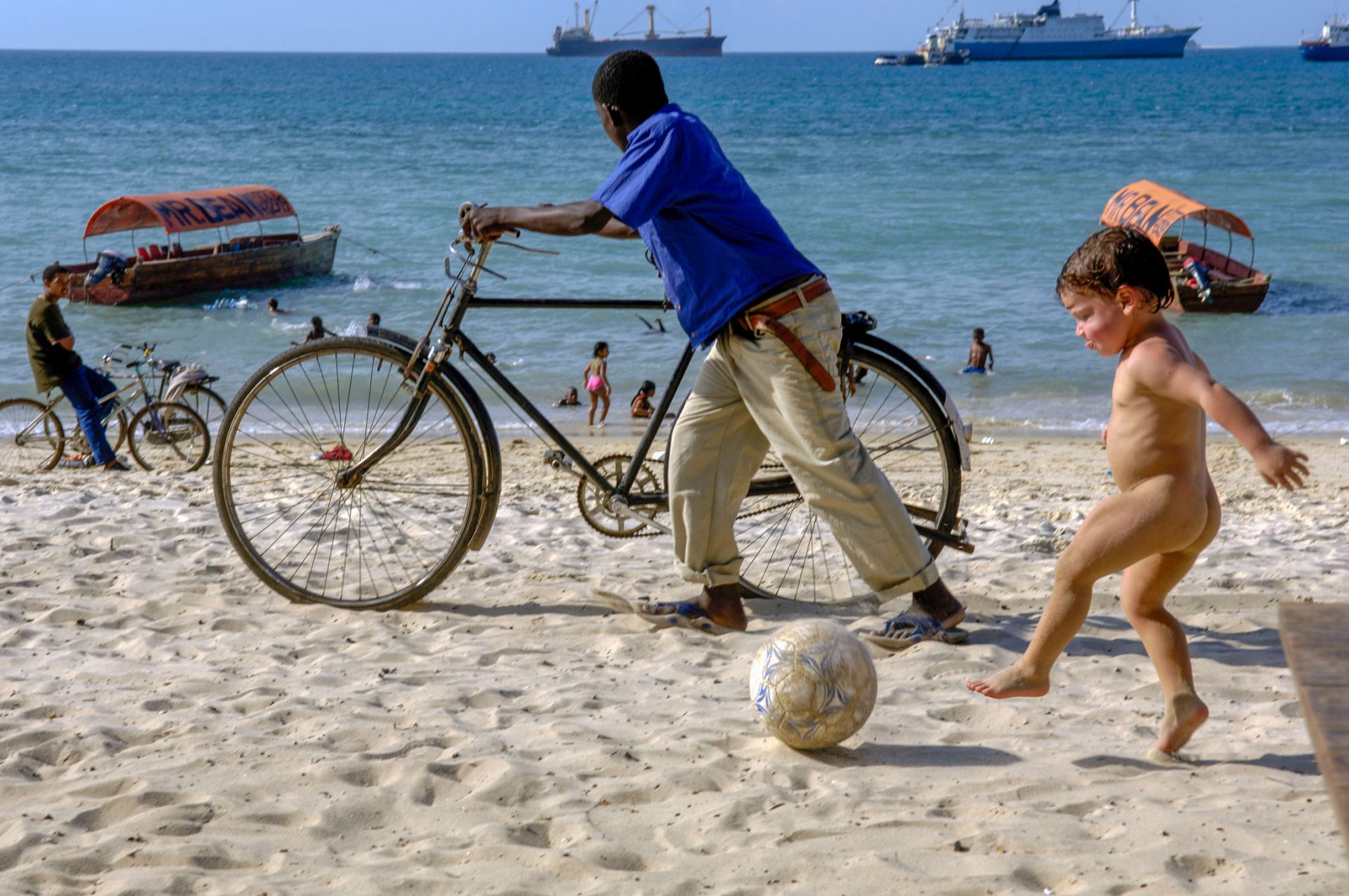 Sansibar - Die Bevoelkerung von Stonetown trifft sich abends am Strand.