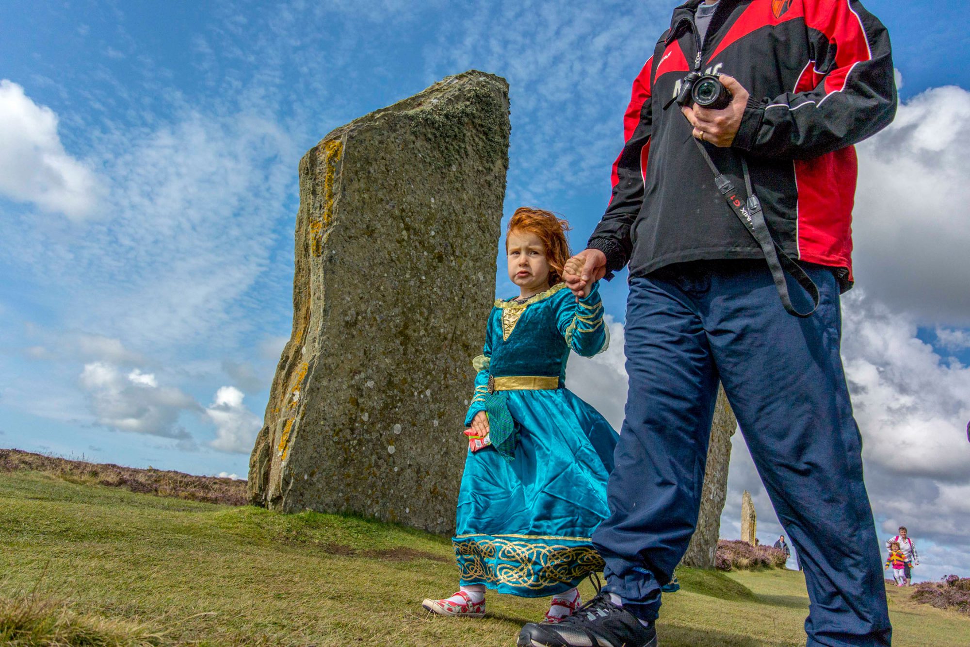 Schottland - Touristen und Einheimische besuchen den Ring of Brodgar