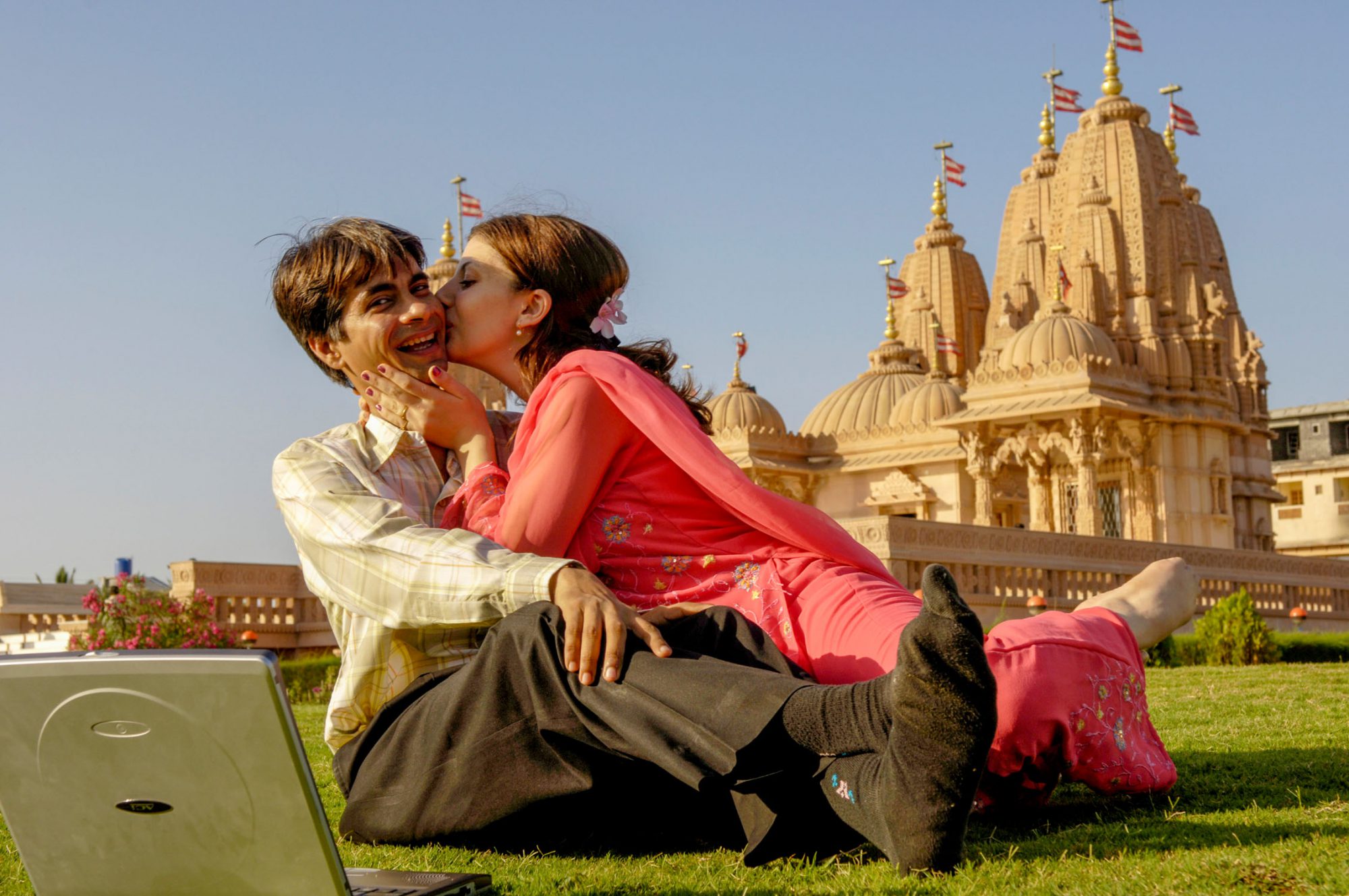DAS EHEPAAR HERR D.N. BHATIA UND SEINE FRAU LILIT MARGARYAN VOR DEM SWAMINARAYANA MANDIR TEMPEL IN VALSAT