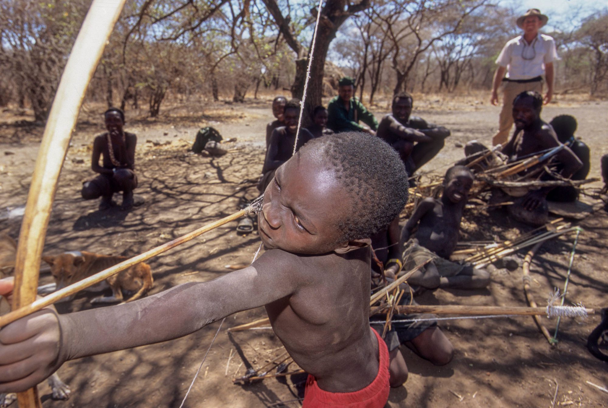 Tansania- Hadza Kind übt Bogenschießen